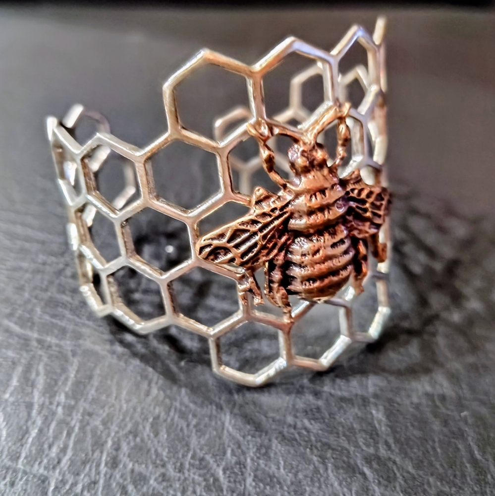Bubble bee on honeycomb Bracelet